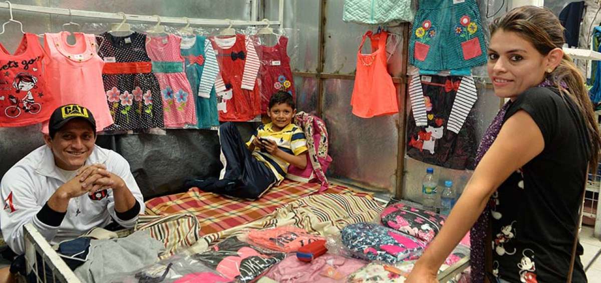 La familia Herrera-Castro vende desde hace una semana ropa infantil en la secci&oacute;n textiles del Mercado Mayorista de Ambato. La mercader&iacute;a la traen de Huaquillas, con ayuda de sus familiares.
