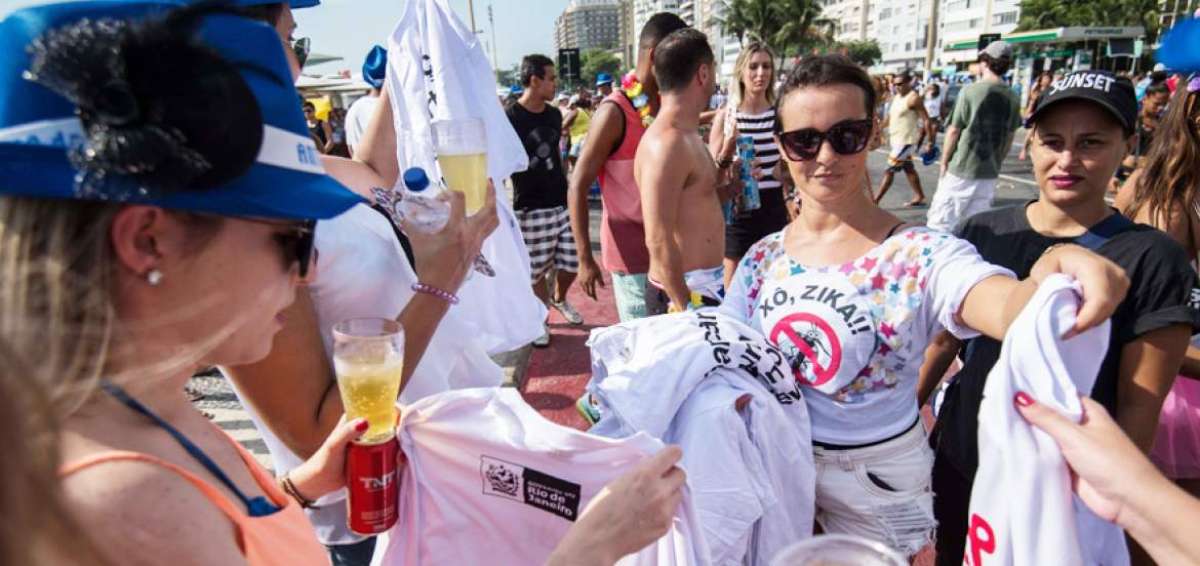 Desde el inicio del carnaval el Municipio de R&iacute;o de Janeiro emprendi&oacute; una campa&ntilde;a de prevenci&oacute;n contra el zika en la playa de Copacabana.