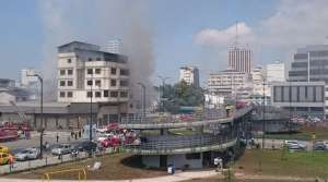 2 personas rescatadas de edificio que se incendi&oacute; en el centro de Guayaquil