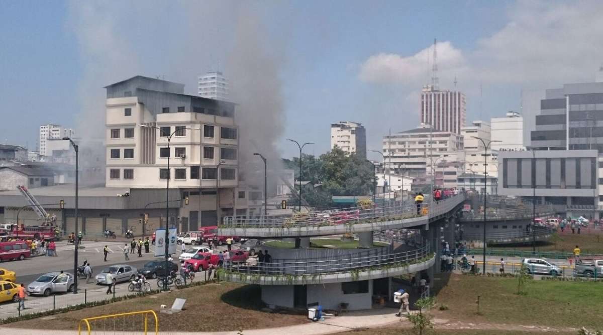 2 personas rescatadas de edificio que se incendi&oacute; en el centro de Guayaquil