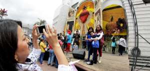 La Alegor&iacute;a fue uno de los lugares m&aacute;s visitados y fotografiados durante la fiesta mayor de Ambato. La Di&oacute;cesis habilit&oacute; una tarima frente al enorme arreglo floral, que este a&ntilde;o se elabor&oacute; bajo el lema &lsquo;Misericordiosos como el Padre&rsquo;, a fin de facilitar la toma de gr&aacute;ficas.