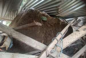 Ca&iacute;da de rocas afecta viviendas y obliga evacuaciones en Alaus&iacute;