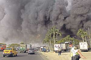 Desde la v&iacute;a Perimetral fue posible observar la inmensa columna de humo que se expandi&oacute; por todo el per&iacute;metro. Foto: Jos&eacute; Mor&aacute;n / El Tel&eacute;grafo.