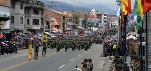 El desfile militar realizado por la Av. Huayna C&aacute;pac cop&oacute; la atenci&oacute;n de los visitantes. Varios cuarteles acantonados en esta ciudad fueron parte del evento.