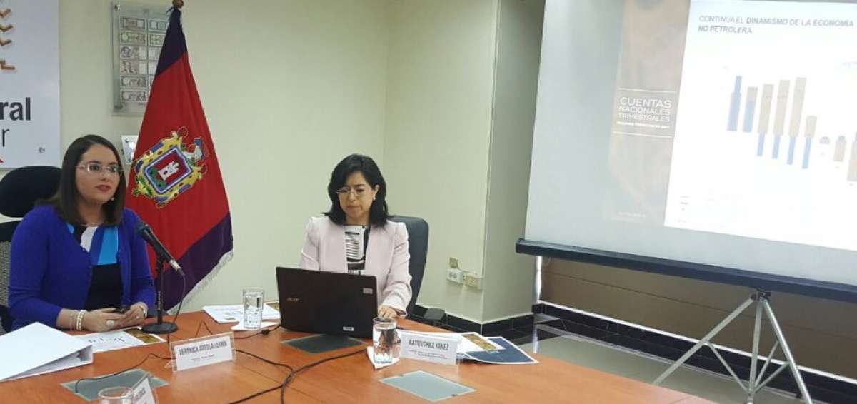 Ver&oacute;nica Artola (i), titular del BCE, present&oacute; las cifras de la econom&iacute;a nacional.