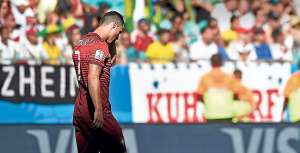 Aficionados alemanes celebran la contundente goleada de su selecci&oacute;n sobre Portugal, ayer en el estadio Fonte Nova de Salvador de Bah&iacute;a. Foto: EFE