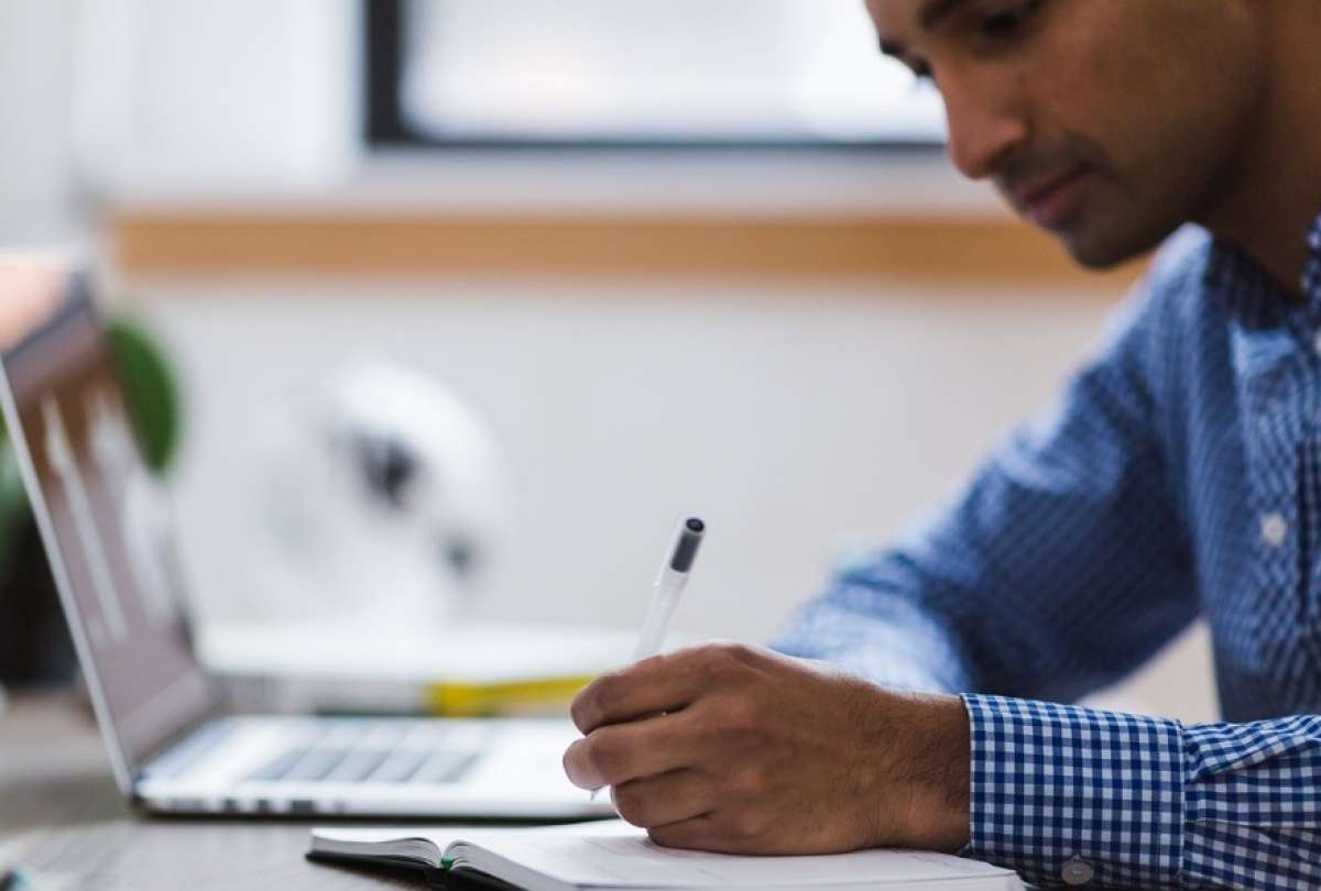 Revisa cómo aplicar a una de las 250 becas en línea en España