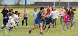 El rugby es un deporte de contacto en el que el objetivo es marcar un try en la zona contraria.