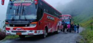 Transportes de pasajeros permanecen atrapados en medio de varios tramos de la v&iacute;a Tulc&aacute;n-Nueva Loja afectada por derrumbes.