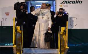 Papa Francisco concluye gira latinoamericana y parte a Roma