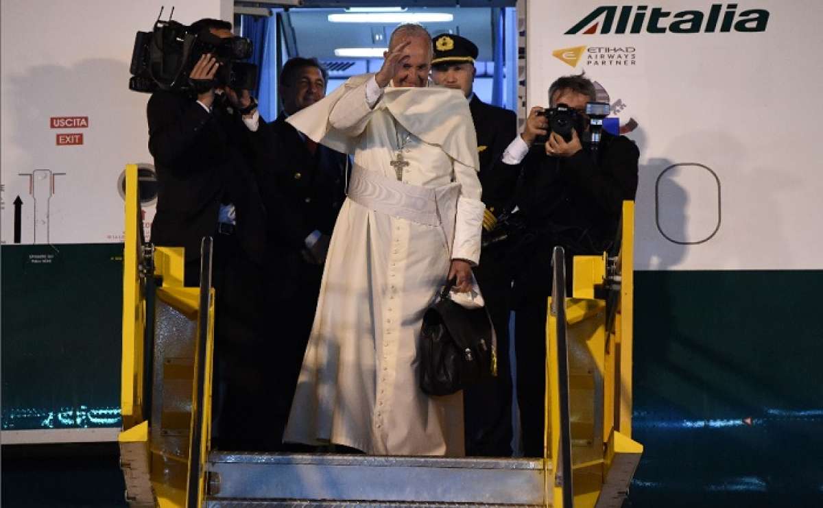 Papa Francisco concluye gira latinoamericana y parte a Roma