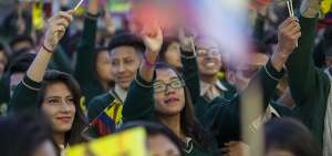 Un grupo de j&oacute;venes participa en un evento en conmemoraci&oacute;n por el D&iacute;a del Migrante, en el centro Chiriyacu, ubicado en el sur de Quito.