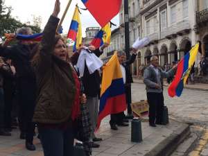 Opositores se manifestaron en exteriores de Gobernaci&oacute;n del Azuay
