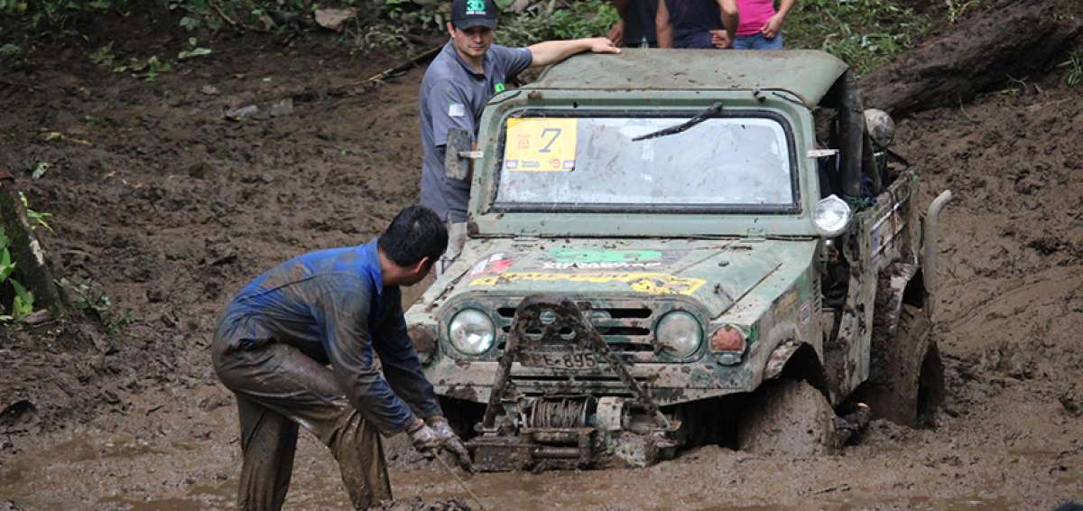 Un auto 4x4 intenta superar un pantano, jalado por un cable durante la edici&oacute;n del a&ntilde;o pasado de la competencia. Se esperan condiciones similares. 