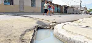Las aguas sucias y pestilentes se rebosan en las esquinas de Pascuales. Cuando llueve, seg&uacute;n los vecinos, el l&iacute;quido contaminado se mezcla con el potable. Foto: Jos&eacute; Mor&aacute;n / El Tel&eacute;grafo