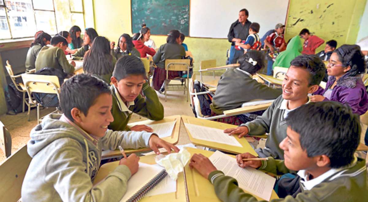 El jueves pasado, los chicos del club de periodismo del colegio Mario Cobo Barona analizaron los distintos problemas que aquejan a nuestra sociedad. Foto: Roberto Ch&aacute;vez / El Tel&eacute;grafo