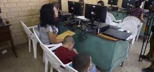 La venezolana Johanna Berm&uacute;dez acudi&oacute; con sus dos hijos para obtener un cupo en un plantel del centro de Guayaquil. 