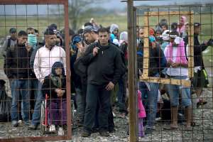 Refugiados hacen cola para inscribirse en un campamento despu&eacute;s de cruzar la frontera Grecia-Macedonia. Foto: AFP
