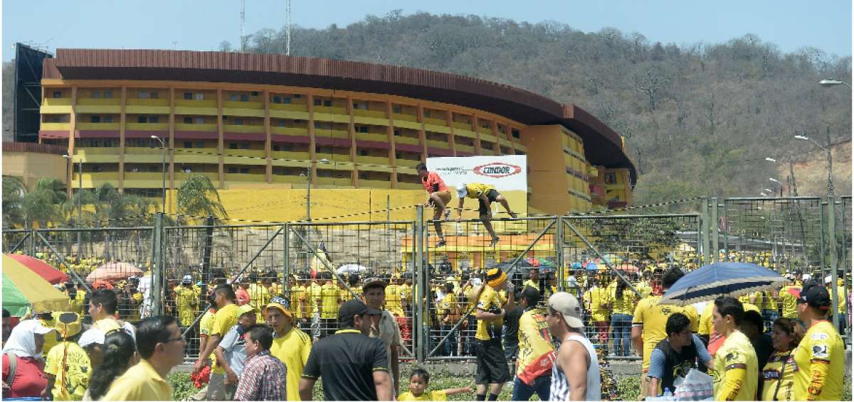 La hinchada de Barcelona llen&oacute; el escenario deportivo, el que abri&oacute; sus puertas desde las 12:00.
