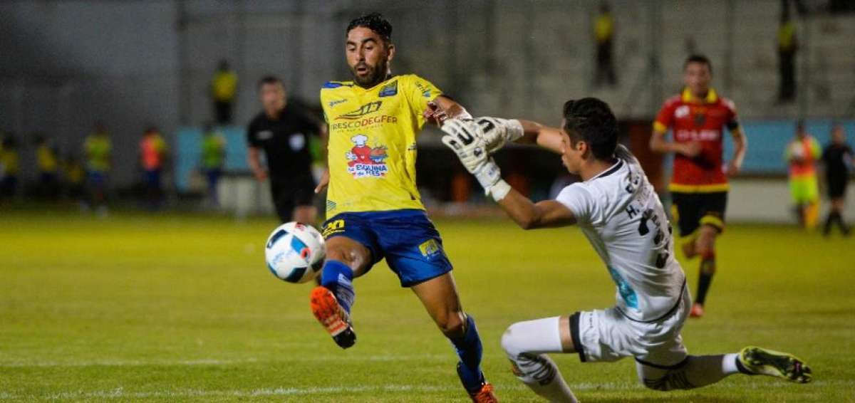 El argentino Maximiliano Barreiro trata de anotar ante la salida del golero cuencano, Hamilton Piedra.  