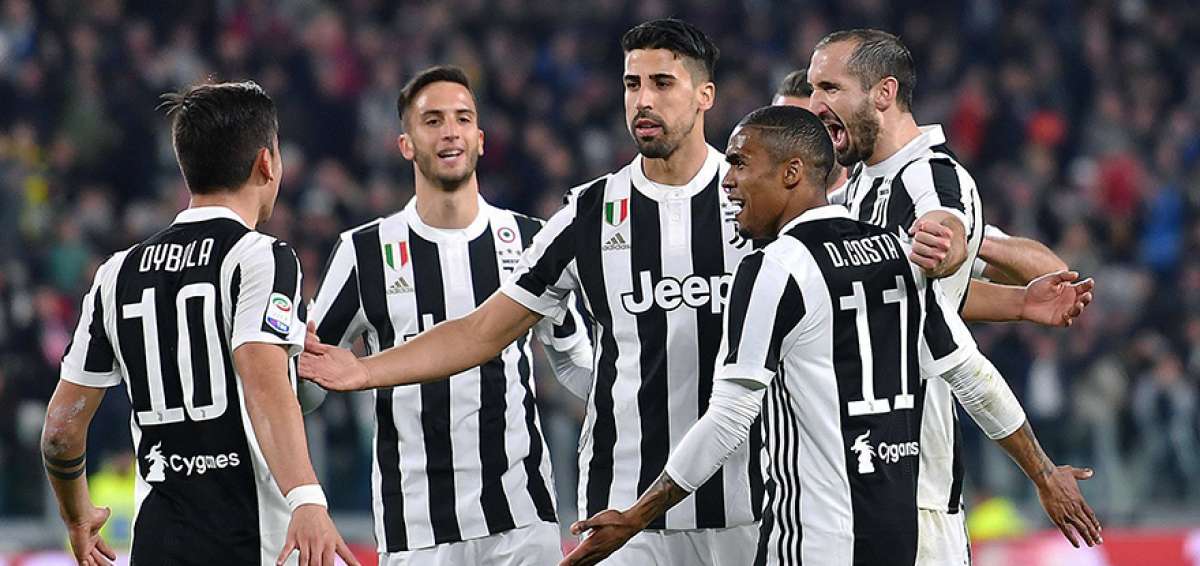 Los jugadores de la Juventus celebran el &uacute;ltimo triunfo liguero, 3-1 contra el AC Mil&aacute;n, que los acerca a&uacute;n m&aacute;s al t&iacute;tulo del torneo dom&eacute;stico.   