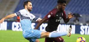 El volante croata de la Lazio, Milan Badelj (izquierda), lucha por el control del esf&eacute;rico contra el centrocampista marfile&ntilde;o Franck Kessi&eacute;.