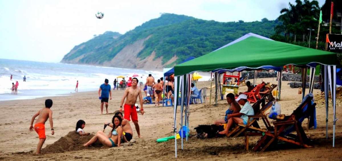 Turistas disfrutan del feriado en Esmeraldas