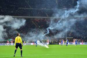 El partido entre Italia y Croacia tuvo que ser suspendido por el lanzamiento de bengalas al terreno de juego. Foto: AFP