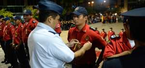 Los m&aacute;ximos jefes bomberiles colocaron medallas a sus hombres por el trabajo realizado despu&eacute;s del terremoto que devast&oacute; a Manab&iacute; el 16 de abril.