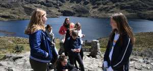 El Parque Nacional Cajas y el macizo albergan m&aacute;s de 2.000 lagunas, entre grandes y peque&ntilde;as, adem&aacute;s de senderos para caminatas. 