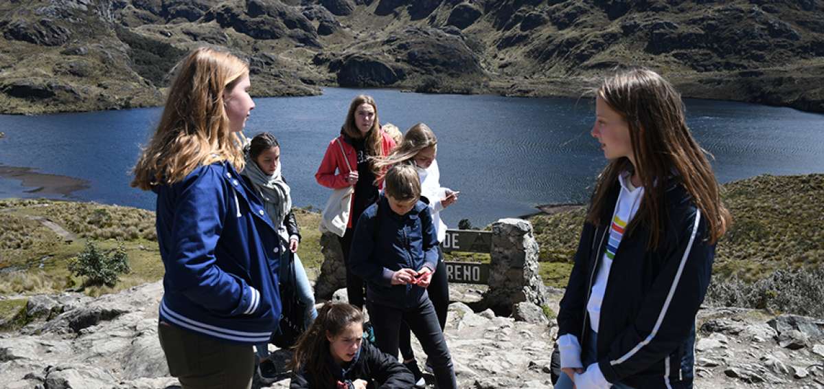 El Parque Nacional Cajas y el macizo albergan m&aacute;s de 2.000 lagunas, entre grandes y peque&ntilde;as, adem&aacute;s de senderos para caminatas. 
