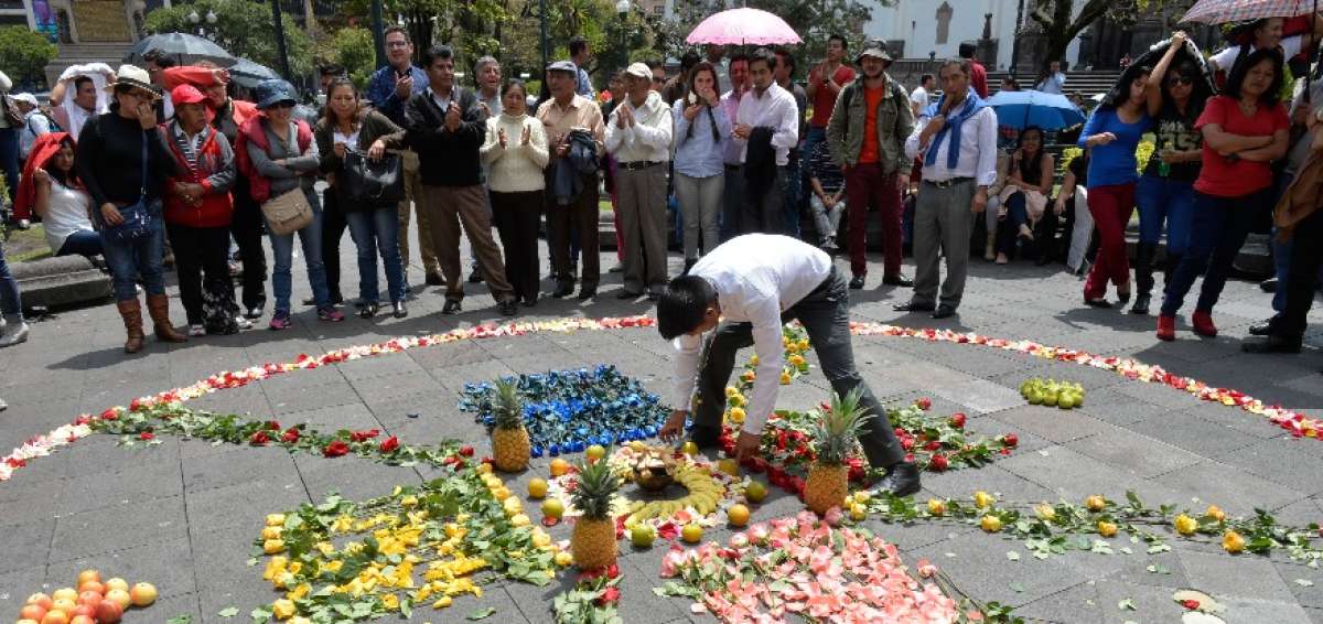 Ciudadanos civiles durante la concentraci&oacute;n en apoyo al r&eacute;gimen.