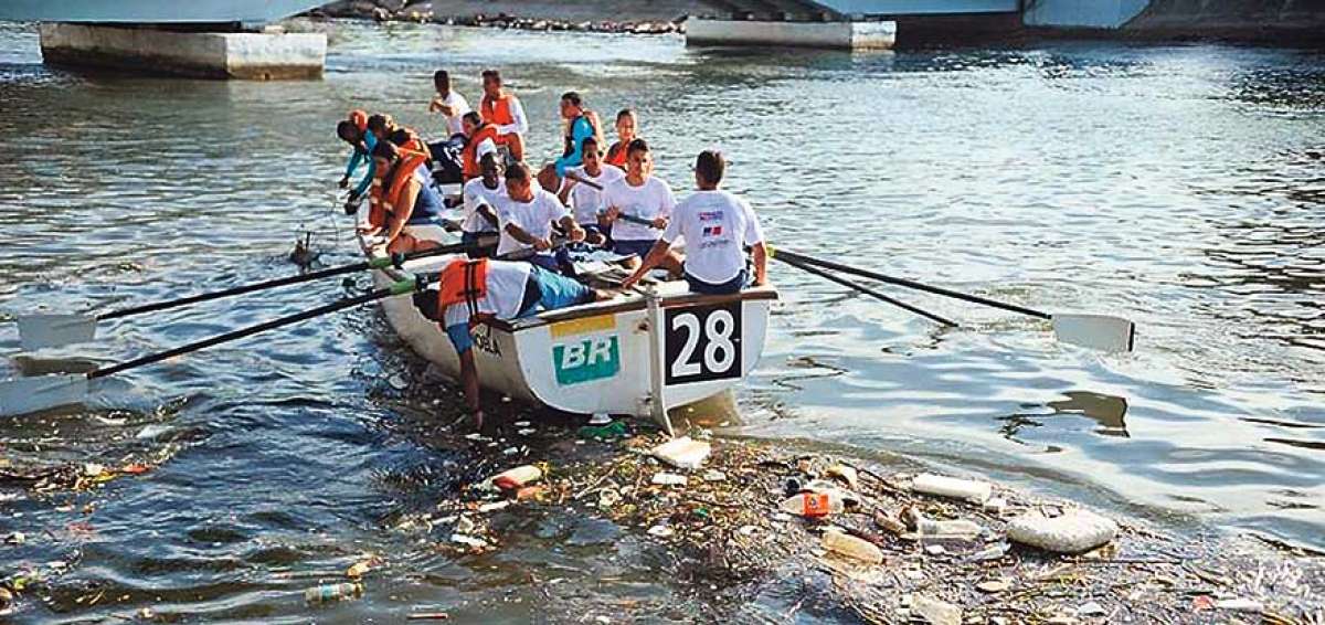 La bah&iacute;a de Guanabara recibe las aguas residuales de 55 canales que atraviesan R&iacute;o de Janeiro. En su cauce se descargan m&aacute;s de 100 toneladas de basura s&oacute;lida al d&iacute;a.