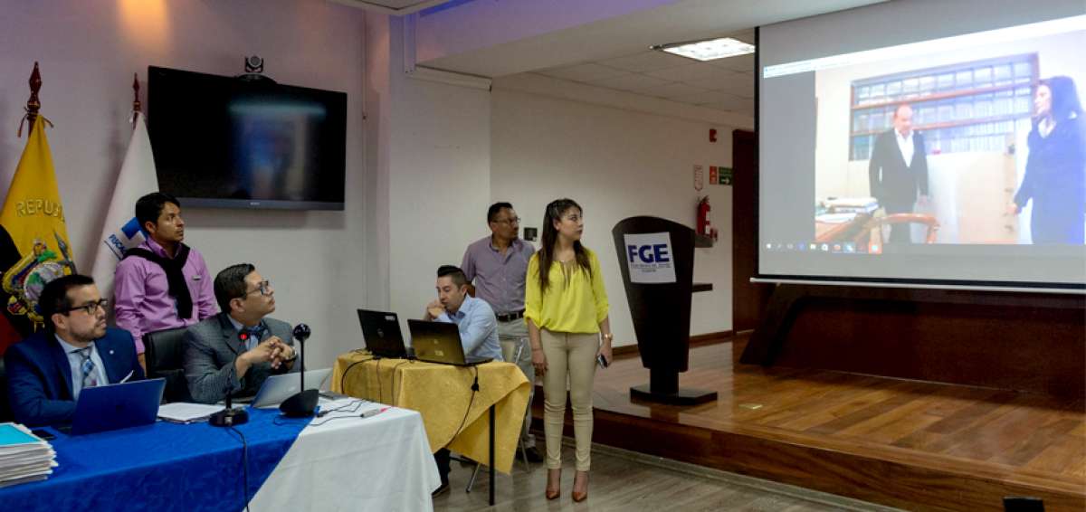 El fiscal Fabi&aacute;n Salazar (terno plomo) recept&oacute; la versi&oacute;n de Enrique Cadena (en pantalla), mediante videoconferencia desde M&eacute;xico.