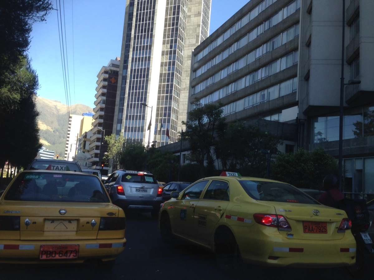 El cierre de varias v&iacute;as provoc&oacute; congesti&oacute;n vehicular. Foto: EL TEL&Eacute;GRAFO
