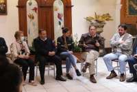 Santiago Guarderas toma la palabra en la reunión con representantes del Centro Histórico