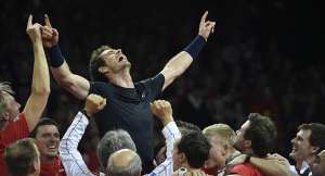 Compa&ntilde;eros y miembros del equipo de Gran Breta&ntilde;a levantan a Andy Murray tras ganar el tercer punto. AFP