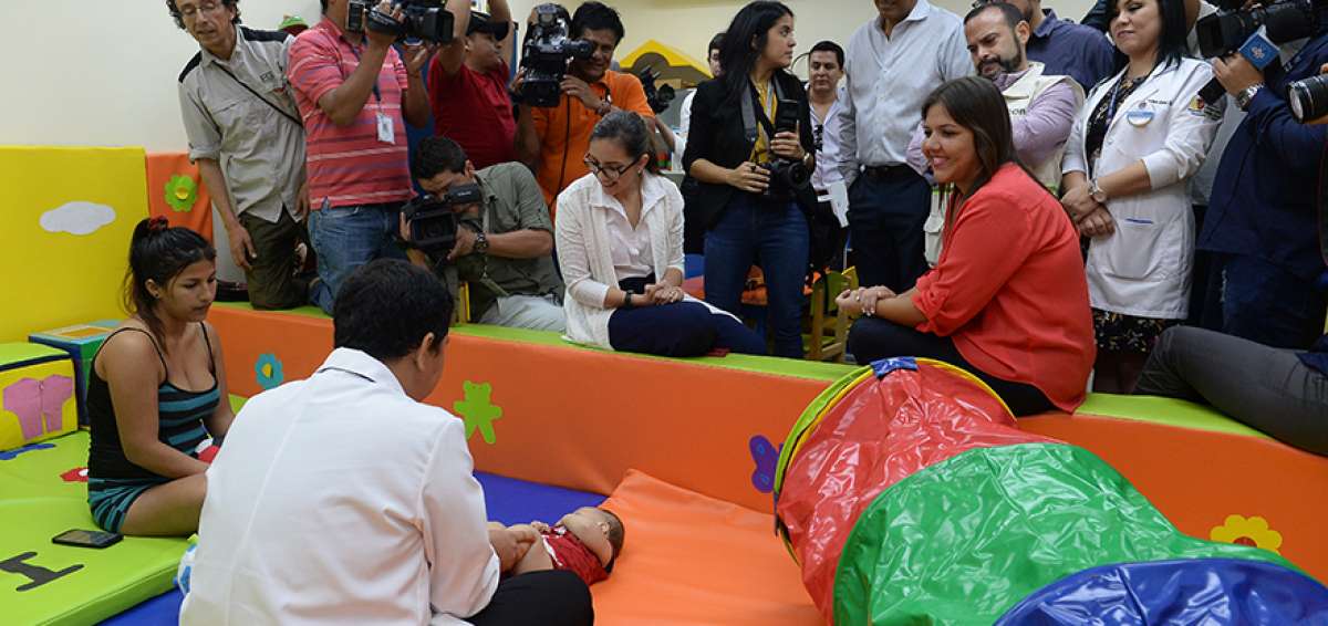La vicepresidenta de la Rep&uacute;blica, Alejandra Vicu&ntilde;a, y la ministra de Salud, Ver&oacute;nica Espinosa, recorri&oacute; el &aacute;rea de estimulaci&oacute;n de la unidad.       