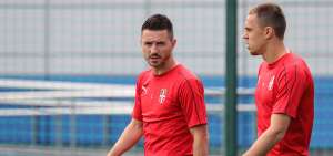 Antonio Rukavina (izq.) conversa con un compa&ntilde;ero, durante una sesi&oacute;n de entrenamiento de la selecci&oacute;n de Serbia en Kaliningrado, Rusia.