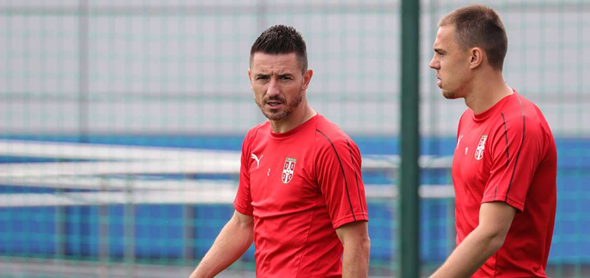 Antonio Rukavina (izq.) conversa con un compa&ntilde;ero, durante una sesi&oacute;n de entrenamiento de la selecci&oacute;n de Serbia en Kaliningrado, Rusia.