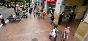El lado este de la av. 9 de Octubre se caracteriza por la alta presencia de locales comerciales y oficinas con distintos servicios.