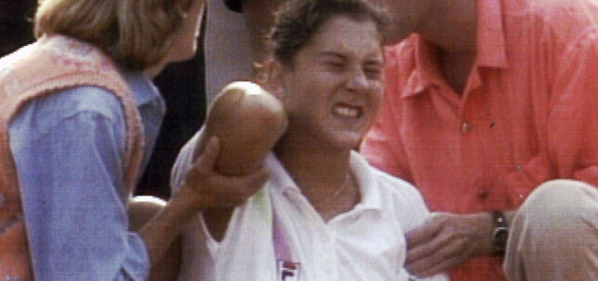 La imagen refleja el dolor que sufri&oacute; M&oacute;nica Seles cuando un hombre la apu&ntilde;al&oacute; mientras jugaba los cuartos de final del torneo de Hamburgo. 