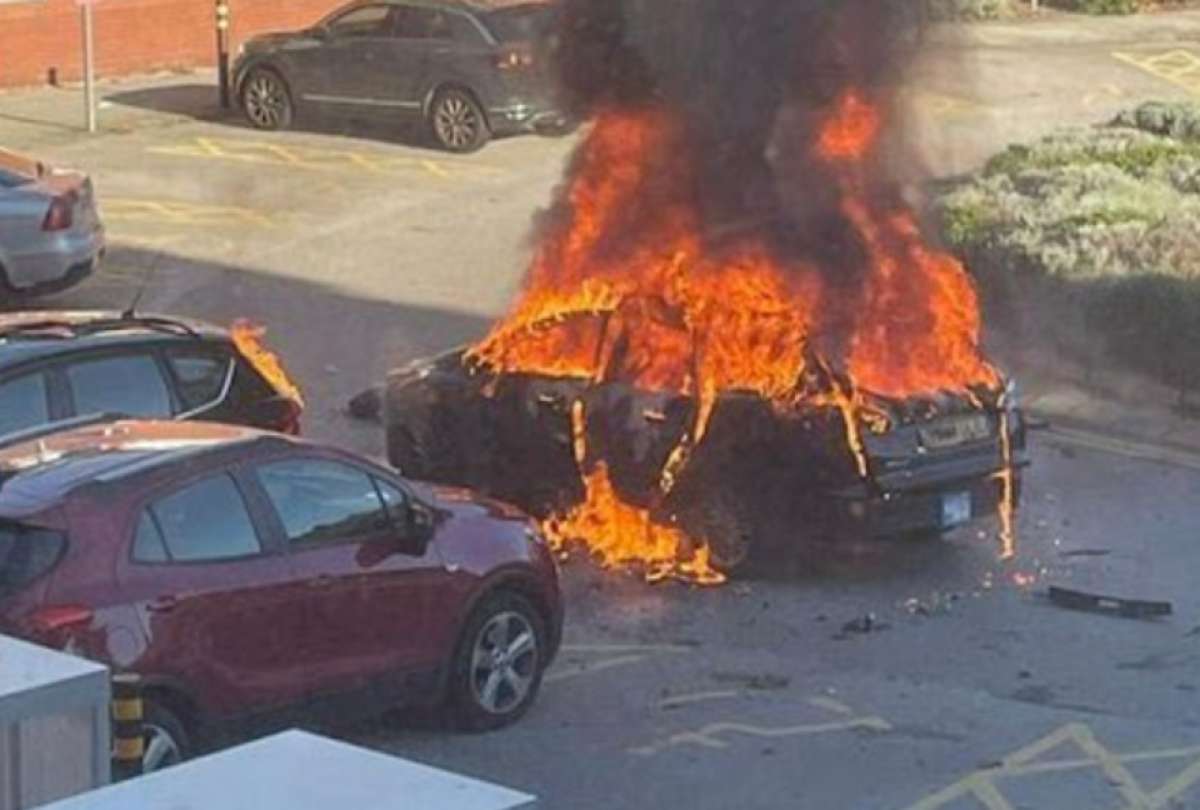 Un auto explot&oacute; junto al Hospital de Mujeres en Liverpool