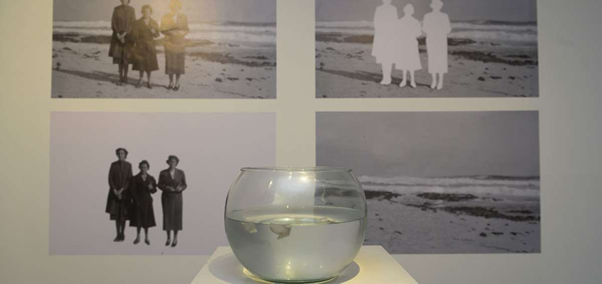 La artista chilena Erika Ewel presenta una historia familiar, la desaparici&oacute;n de unas t&iacute;as en el mar que ya no le pertenece a Bolivia.  