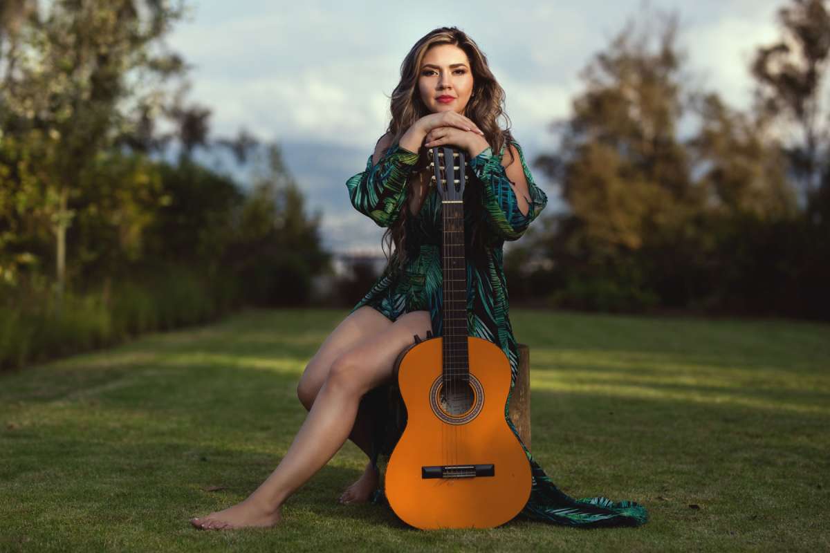 La artista tiene 14 a&ntilde;os en los escenarios, pero es ahora que inicia su carrera de manera oficial. Ha recibido formaci&oacute;n musical en el pa&iacute;s y en Brasil.