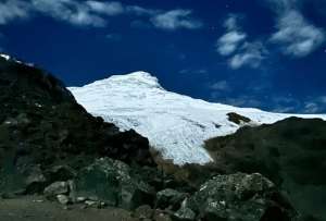 La Secretaría Nacional de Gestión de Riesgos detalla que hay personas atrapadas en la avalancha en el Cayambe.
