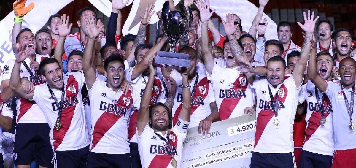 Leonardo Ponzio (c) de River Plate celebra su victoria este mi&eacute;rcoles tras la final de la Supercopa Argentina en el estadio Malvinas Argentinas en Mendoza.