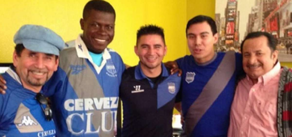 Augusto Poroso observ&oacute; la final entre Emelec y Liga vistiendo la camiseta de Otilino Tenorio.