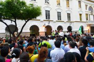 A la concentraci&oacute;n, organizada por la directiva provincial de Alianza PAIS, asistieron varias autoridades y asamble&iacute;stas del bloque oficialista. Foto: Lilybeth Coloma / El Tel&eacute;grafo
