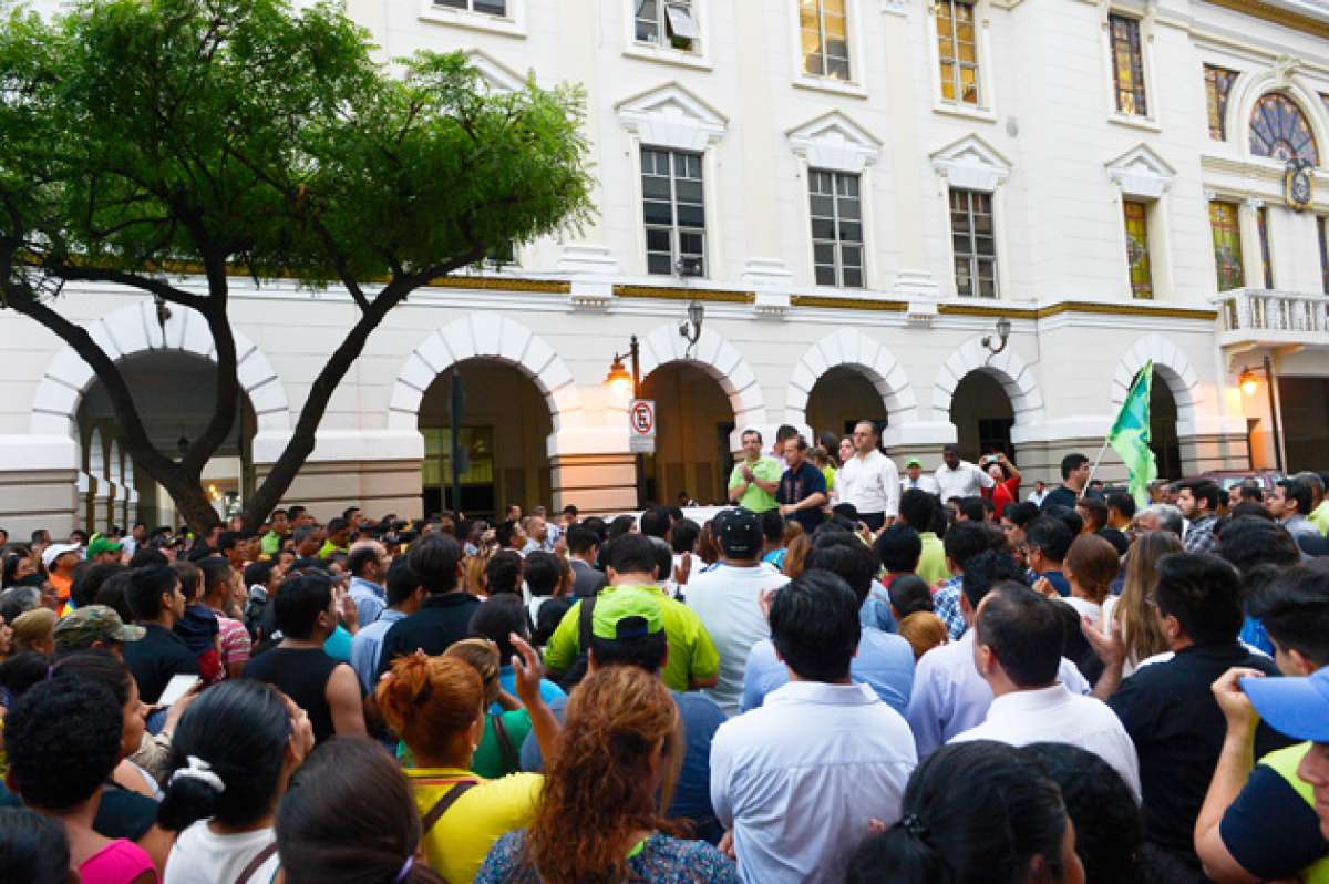 A la concentraci&oacute;n, organizada por la directiva provincial de Alianza PAIS, asistieron varias autoridades y asamble&iacute;stas del bloque oficialista. Foto: Lilybeth Coloma / El Tel&eacute;grafo
